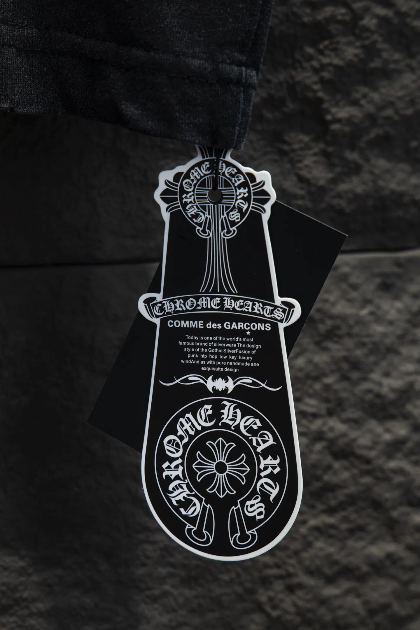 P190 🆕Chrome Hearts os version is really charming and Chrome Hearts is really a must-have. Each season's new version is made to the extreme. It is very practical and can be worn casually. Nice✔️ - ⚠️100% cotton. Made of 32-count double yarn, 260-gram weight fabric and imported knitted carded cotton. The thickness is moderate, drapey and contoured, and the upper body is comfortable! ! It is very tolerant to fat body types and can instantly lose five pounds after wearing it!  Front panel #Back panel Neckline Ironed sponge elements# Imported materials, imported accessories, washed, sandblasted and frayed body, added with handmade elements, which greatly increases the interest of the clothing; unique visual effect. The special fraying effect creates a unique distressed effect. The addition of handmade elements to the body greatly increases the interest of the clothing; it has a unique visual effect. After special fraying effect treatment, a unique distressed effect is formed. An irregular hem is added to the version. This year, Crow Heart is focusing on the version. In the past two years, the oversize version has become the focus of the trend. It has also been a popular staple in the past two years. The change of designers has made this brand an instant hit. The progressive fashion of the times also needs the blood impact of fresh elements and trendy designs in order to continue its glory! It’s stylish both inside and outside, a must-have for high street travel! An absolute "eye-catching style" that can match couples 💏 Color: Sandblasted Black Sandblasted White Size: S M L XL